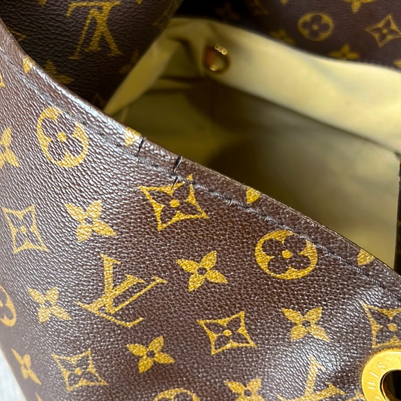 Louis Vuitton Artsy MM with Original Box and dust bag. Bonus shoulder strap. - Picture 12 of 17